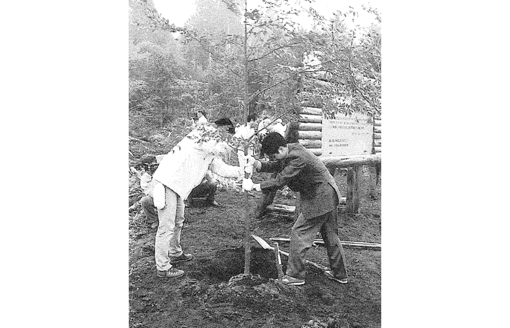 President and Representative Director Koichiro Horiuchi taking part in a tree-planting